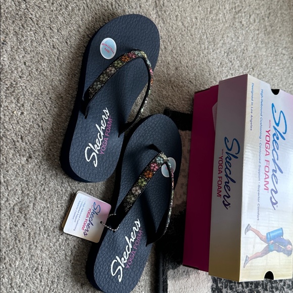 Skechers yoga foam embellished sandals. Navy. Size 7. New in box - Picture 3 of 5